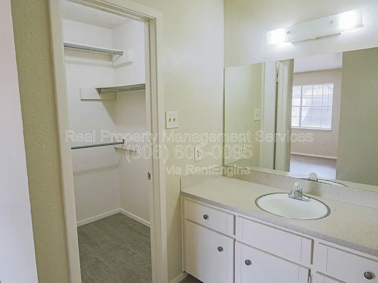 2912 Kirby Ave — Photo 8