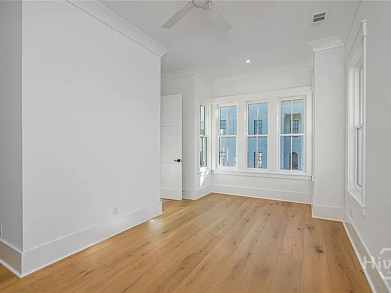312 W 38th St — Photo 15
