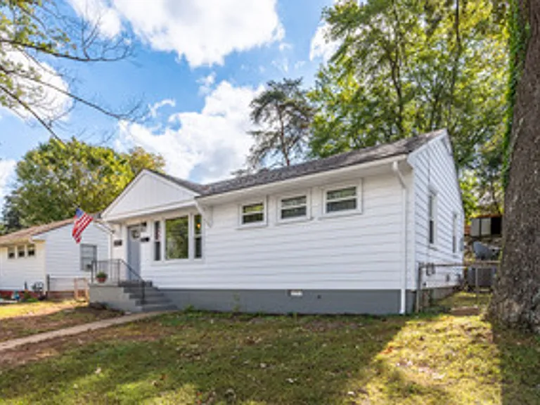 4612 Greenwood Dr — Photo 2