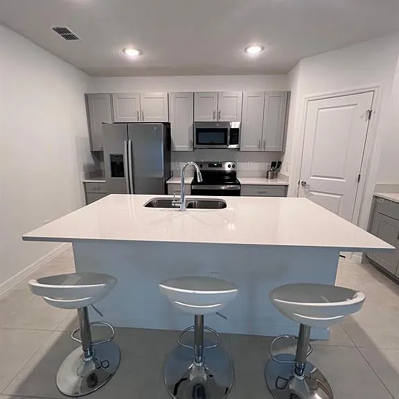 424 Wayland Dr — Photo 2