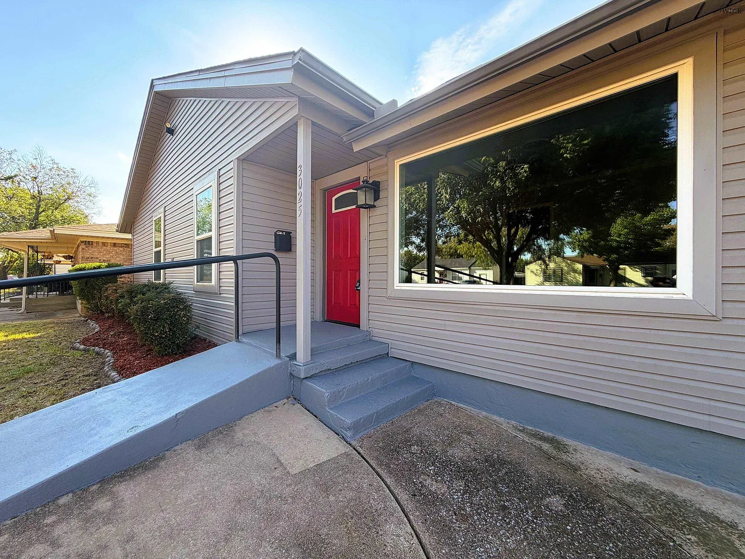 3 bed, 3.0 bath, 2115 sqft, $1,700 — Photo 2