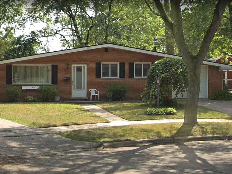 8952 Harvey St — Photo 1