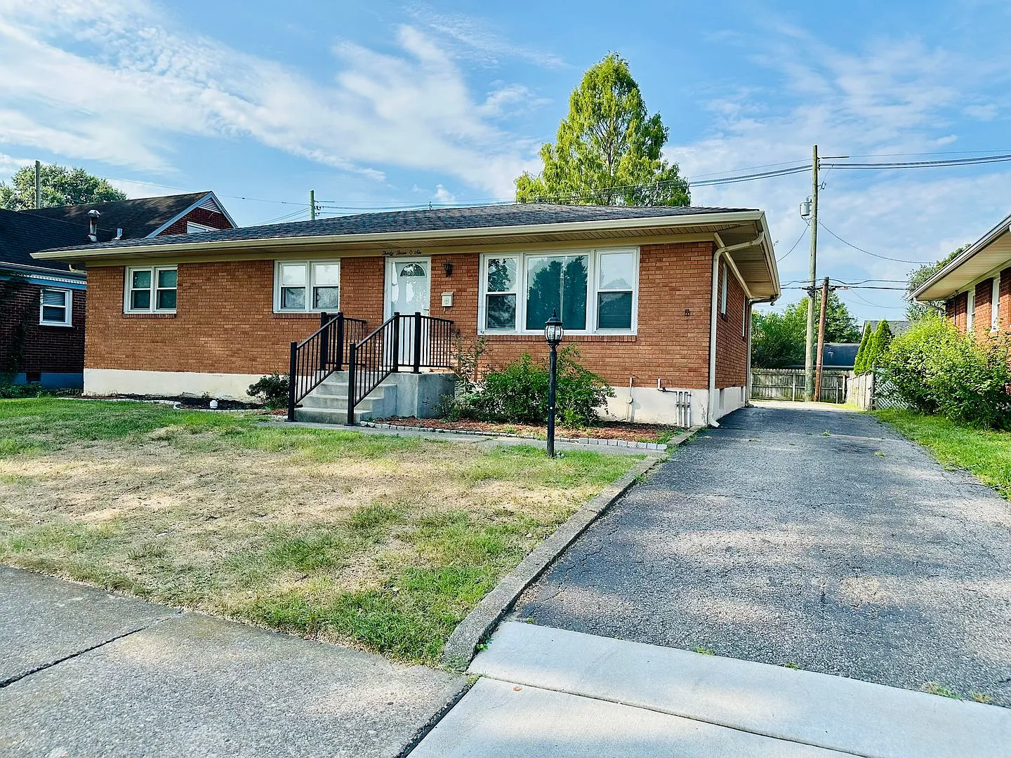 Three bedroom/2 full bath in Hikes Point with detached garage! — Photo 2