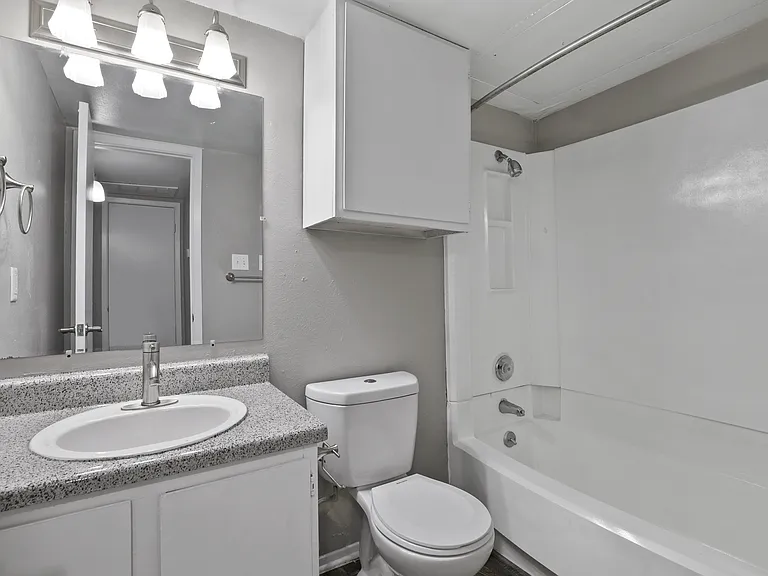 Kingswood Apartments — Photo 16