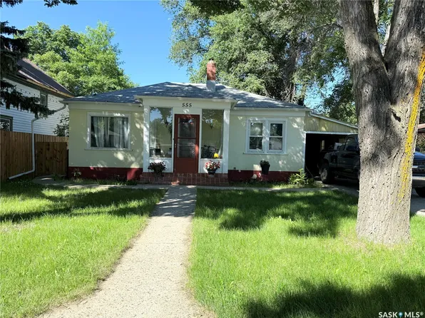 555 2nd Street E, Shaunavon, SK S0N 2M0