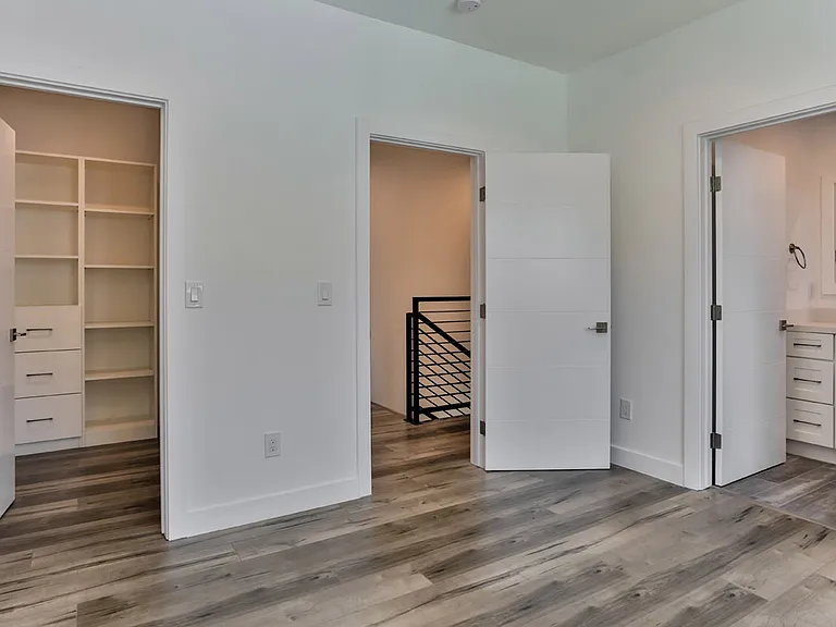 3946 S Budlong Ave #1/2 — Photo 12