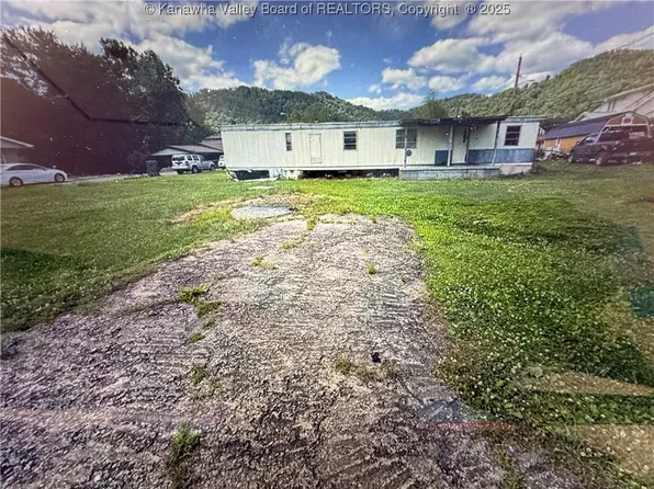 42 Iola St, Chapmanville, WV 25508