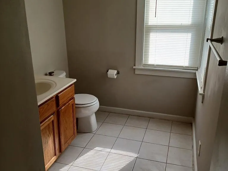 107 Burton St — Photo 3