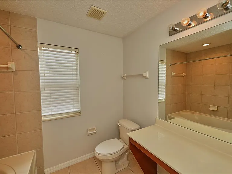 2730 Retreat View Cir — Photo 20