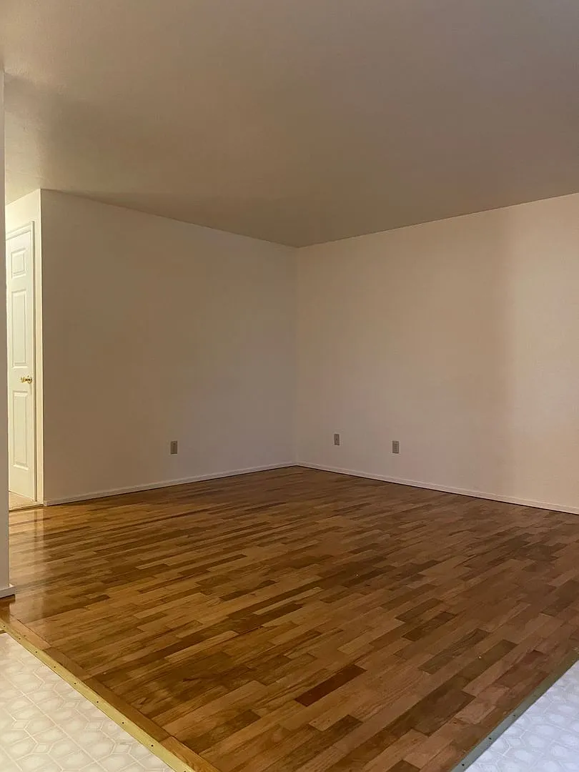 Oxford Court Apartments — Photo 3