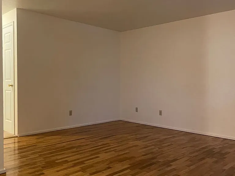 Oxford Court Apartments — Photo 3