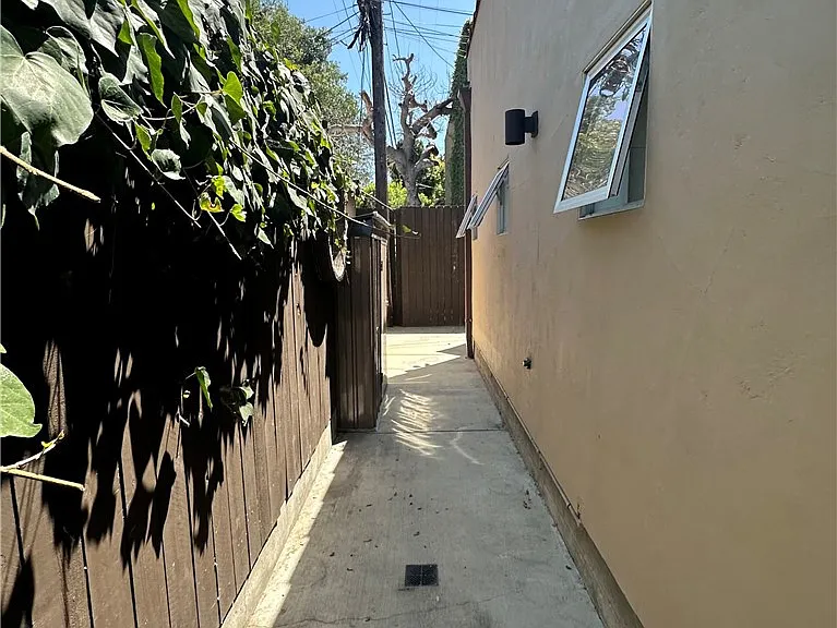 1046 S Hudson Ave — Photo 7