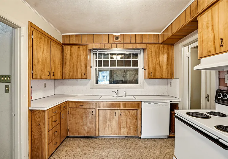 808 E Mission Ave — Photo 5