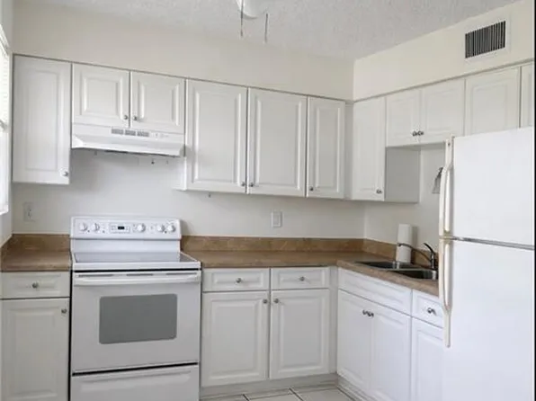 3325 Airport Rd N, Naples, FL