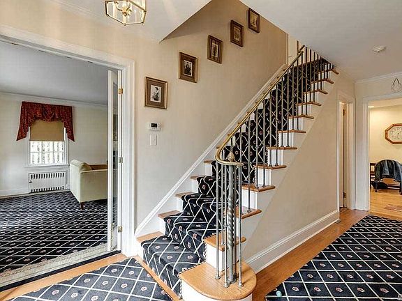 3rd image of 19 Heyward Ln