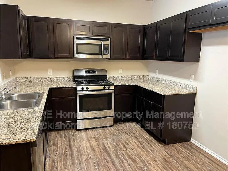 3 bed, 2.0 bath, 1205 sqft, $1,425 — Photo 2