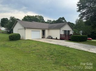 49 Forest Oaks Ln, Hickory, NC 28601