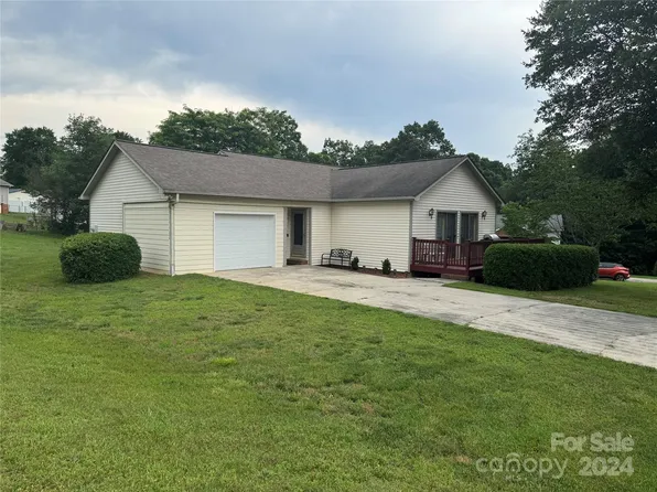 49 Forest Oaks Ln, Hickory, NC 28601