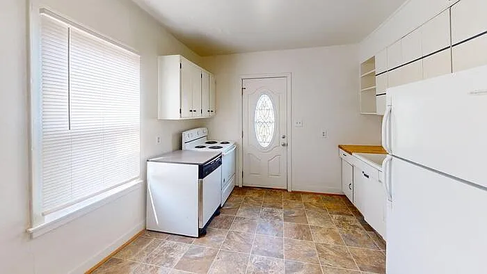 216 Hill St — Photo 2