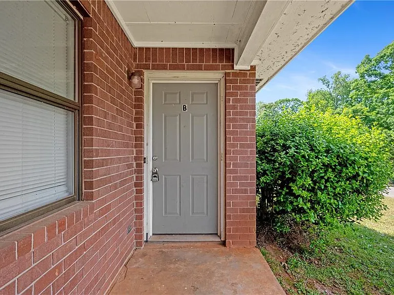 233 Tanglewood Dr #B — Photo 2