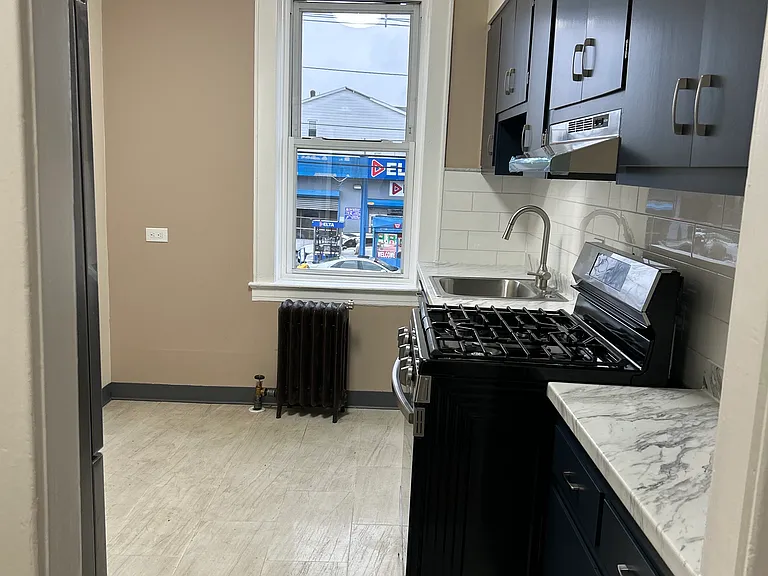 559 Chancellor Ave #2 — Photo 9