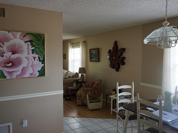 Foyer/Dining Area