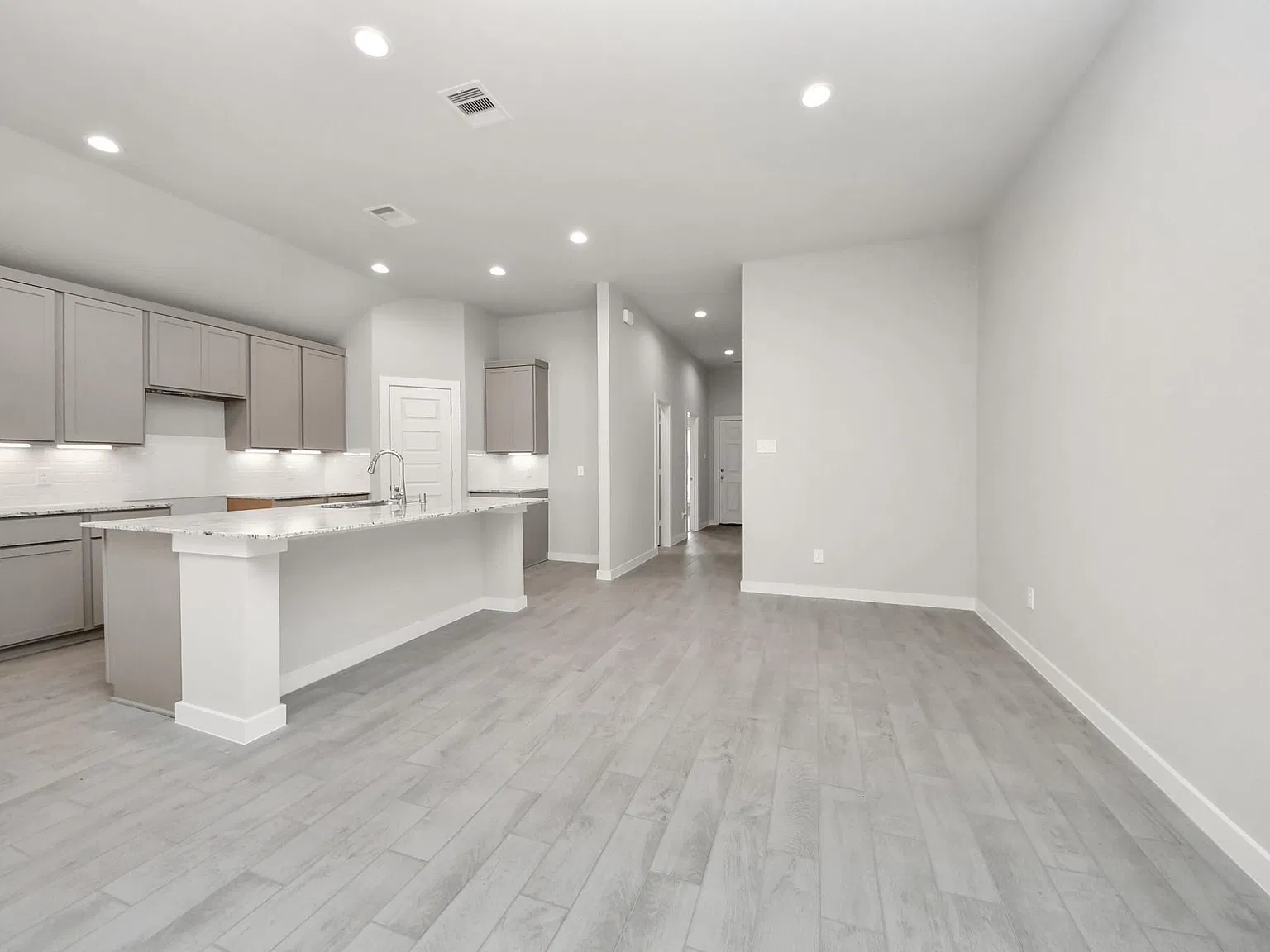 3 bed, 2.0 bath, 1586 sqft, $2,250 — Photo 4