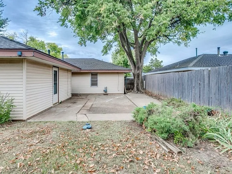 400 Draper Dr — Photo 5