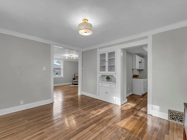 2110 S Sterling Ave — Photo 8