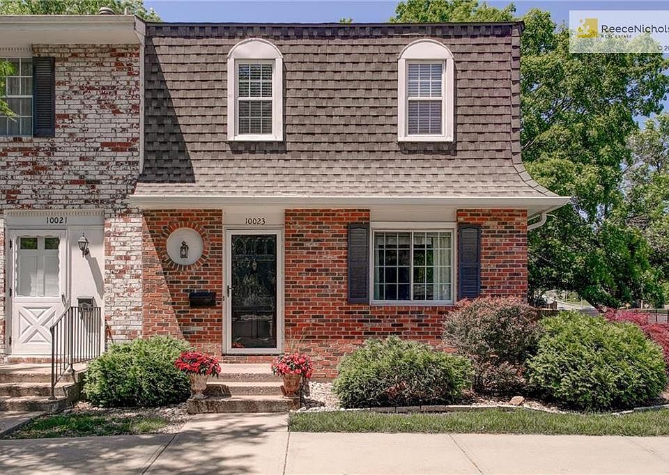 End-unit has extra side windows