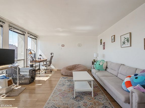 3rd image of 1450 E 55th Pl APT 1028S