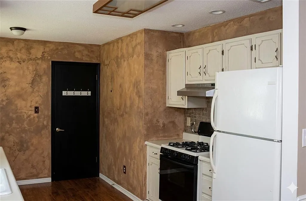 3 bed, 2.0 bath, 1460 sqft, $2,000 — Photo 3