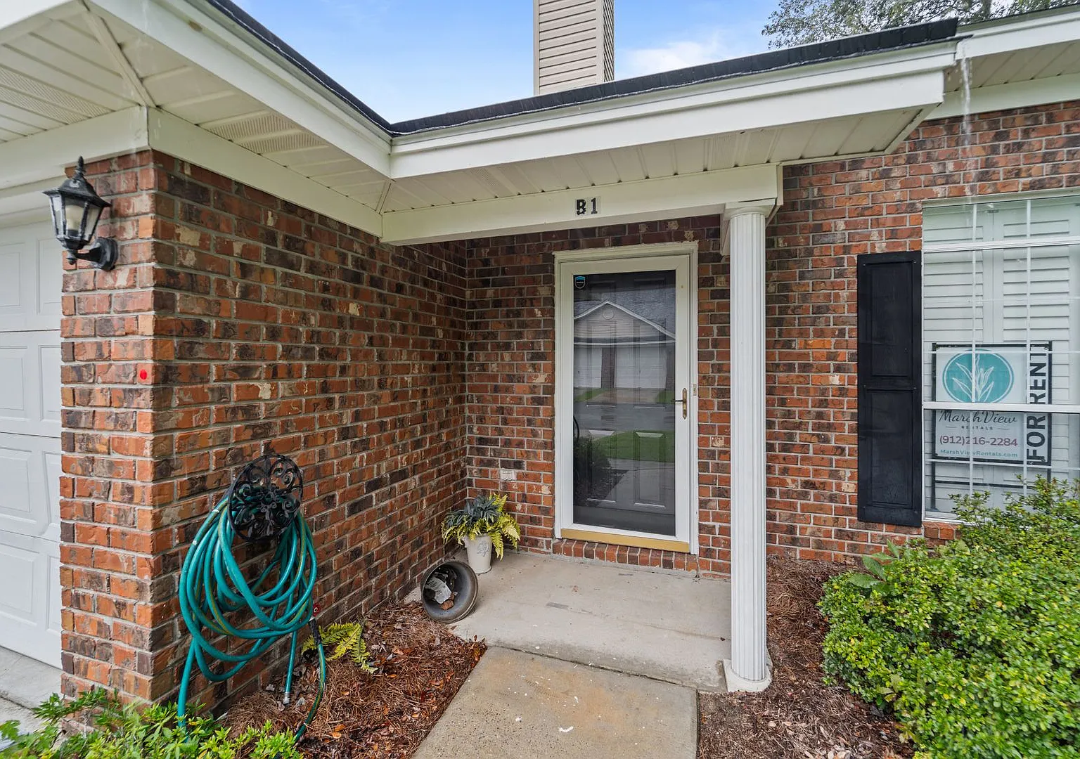 Southside Savannah Charm 2BR Townhome with Screened-In Porch — Photo 2
