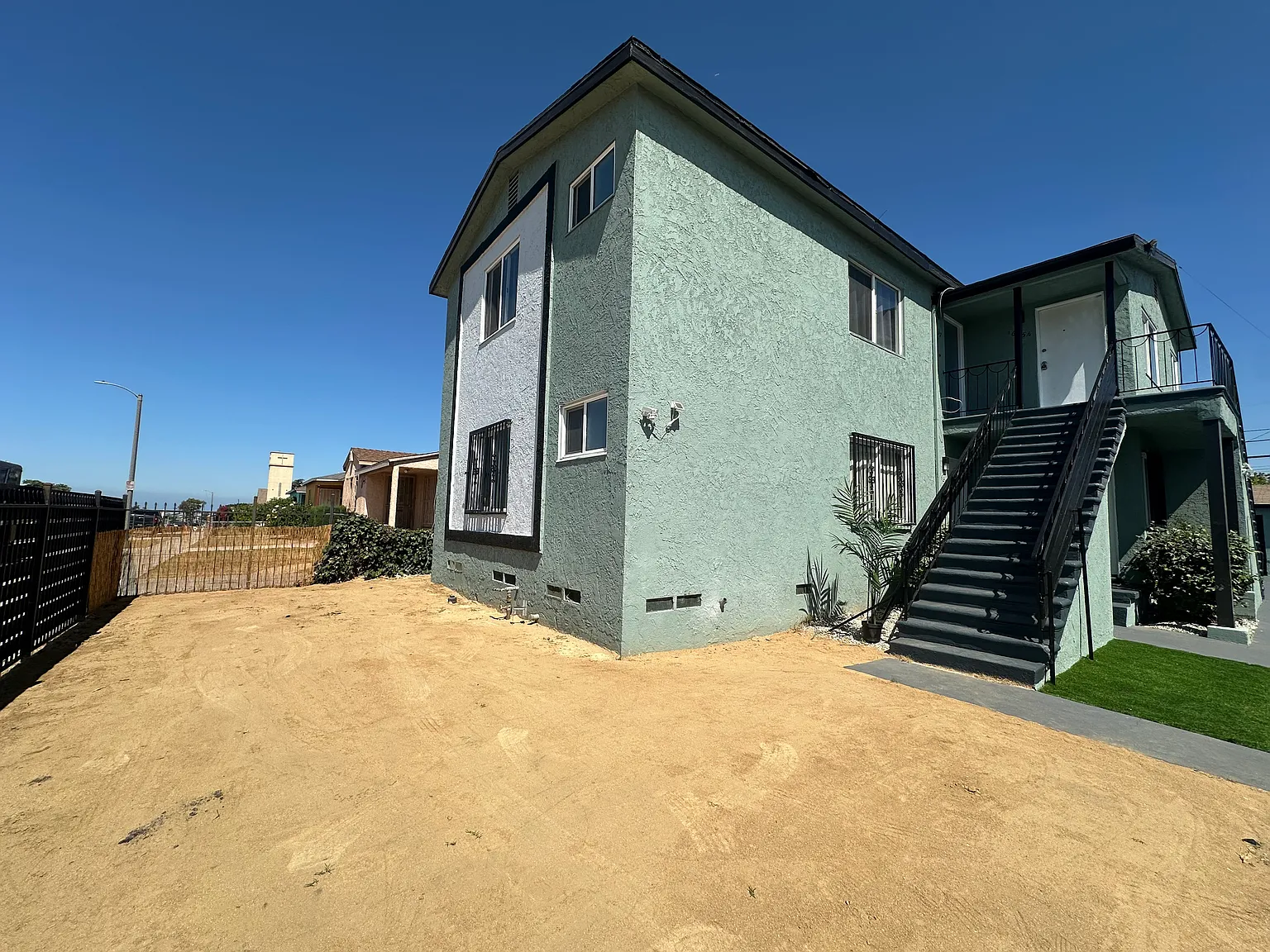 2 bed, 850 sqft, $2,200 — Photo 2