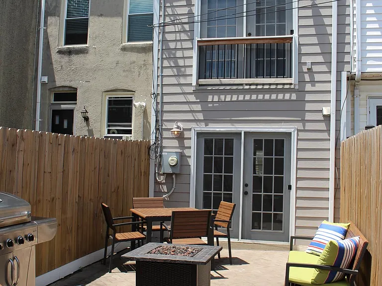 1433 Hull St — Photo 5