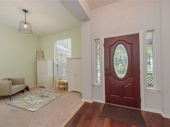 4th image of 812 Sherry Ln S
