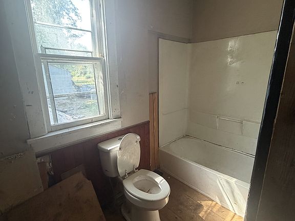 3rd image of 1709 S Faraday Ave