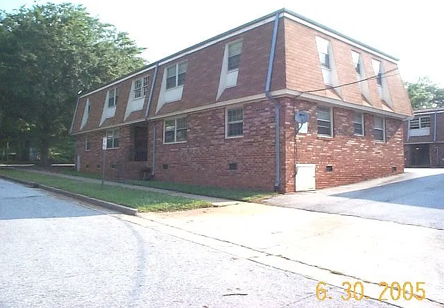 Colonial Square 2/1 Avail10/20 Close to Downtown — Photo 1