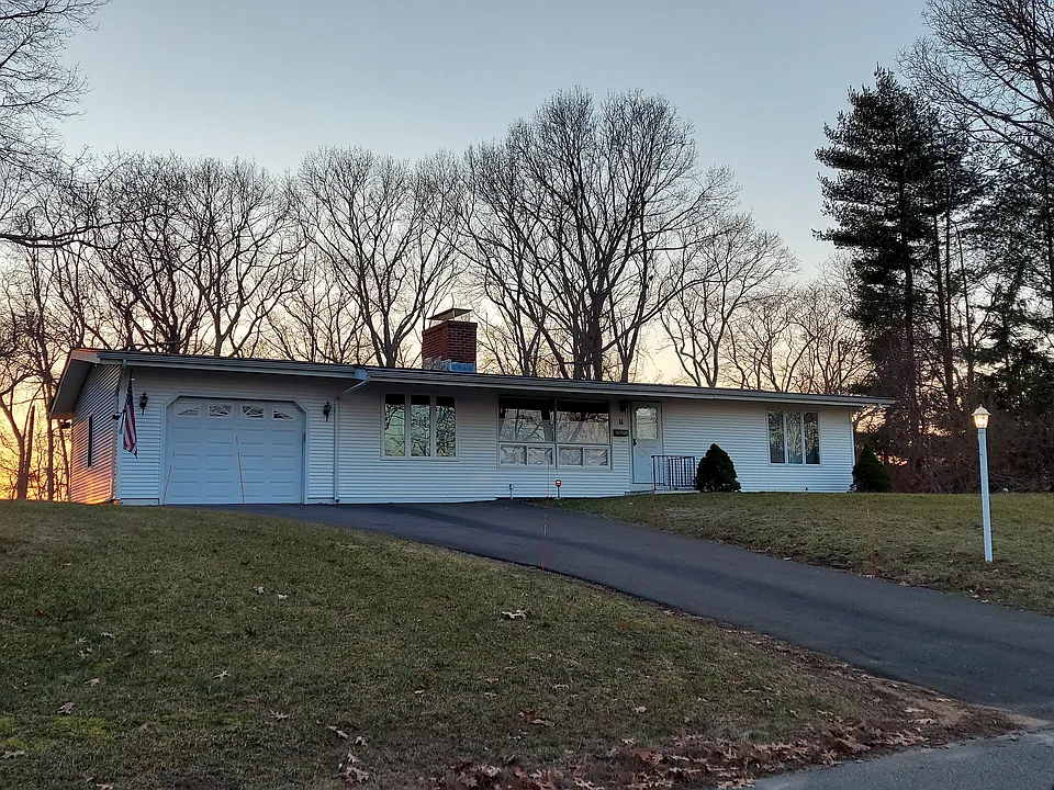 11 Cedarwood Ln