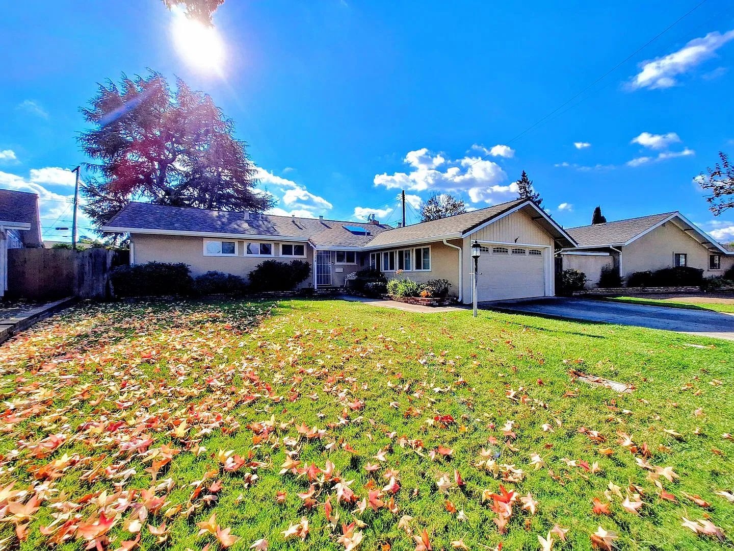 Beautiful 3bd Single Story House w/Large Yards & Attached Garage — Photo 1