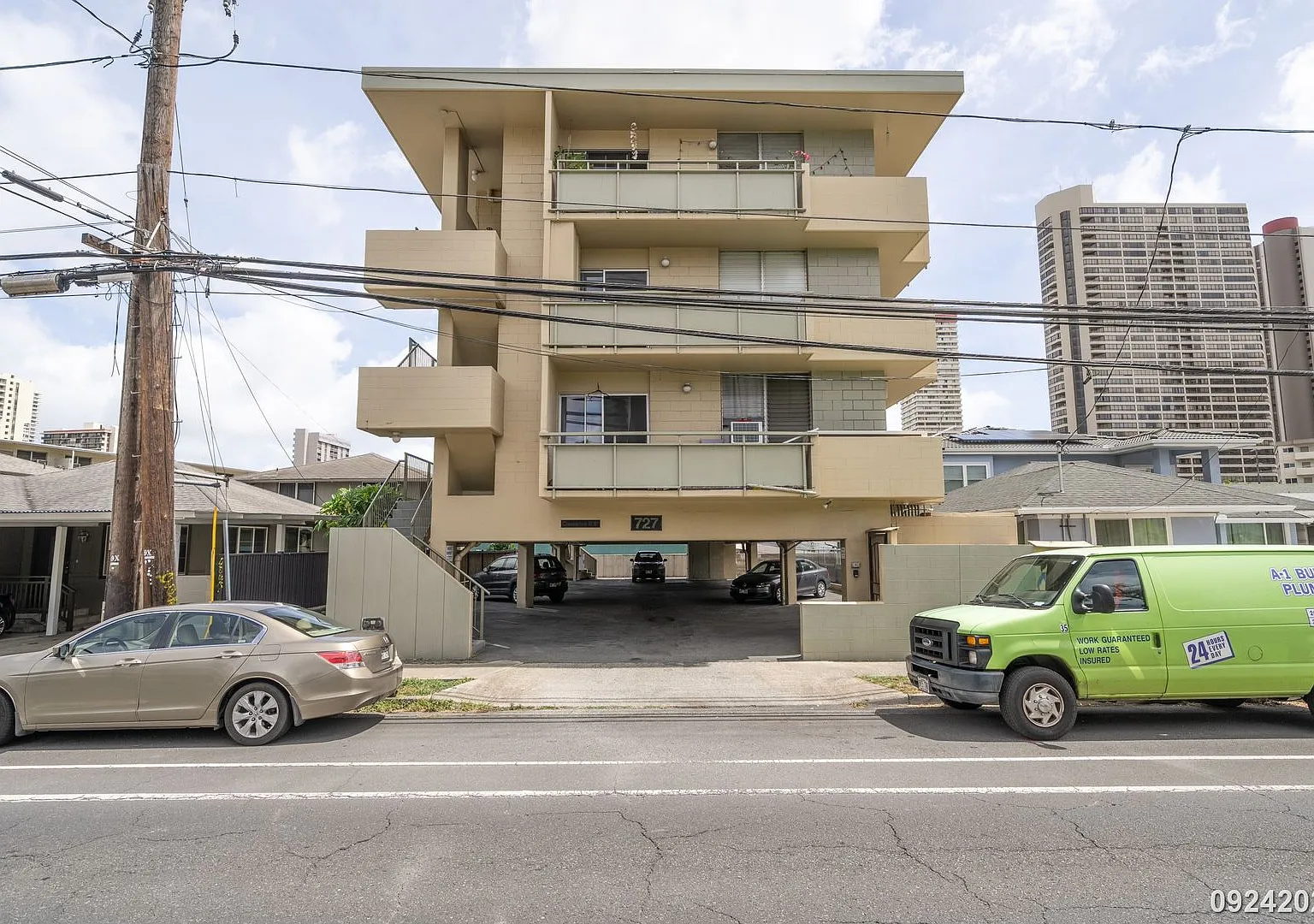 $2,100 / 1br - 423ft2 - Well Maintained 1br/1ba/1pkg Unit In Apt (Honolulu) — Photo 1