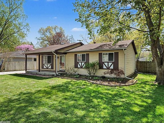 5th image of 371 Colonial Ln