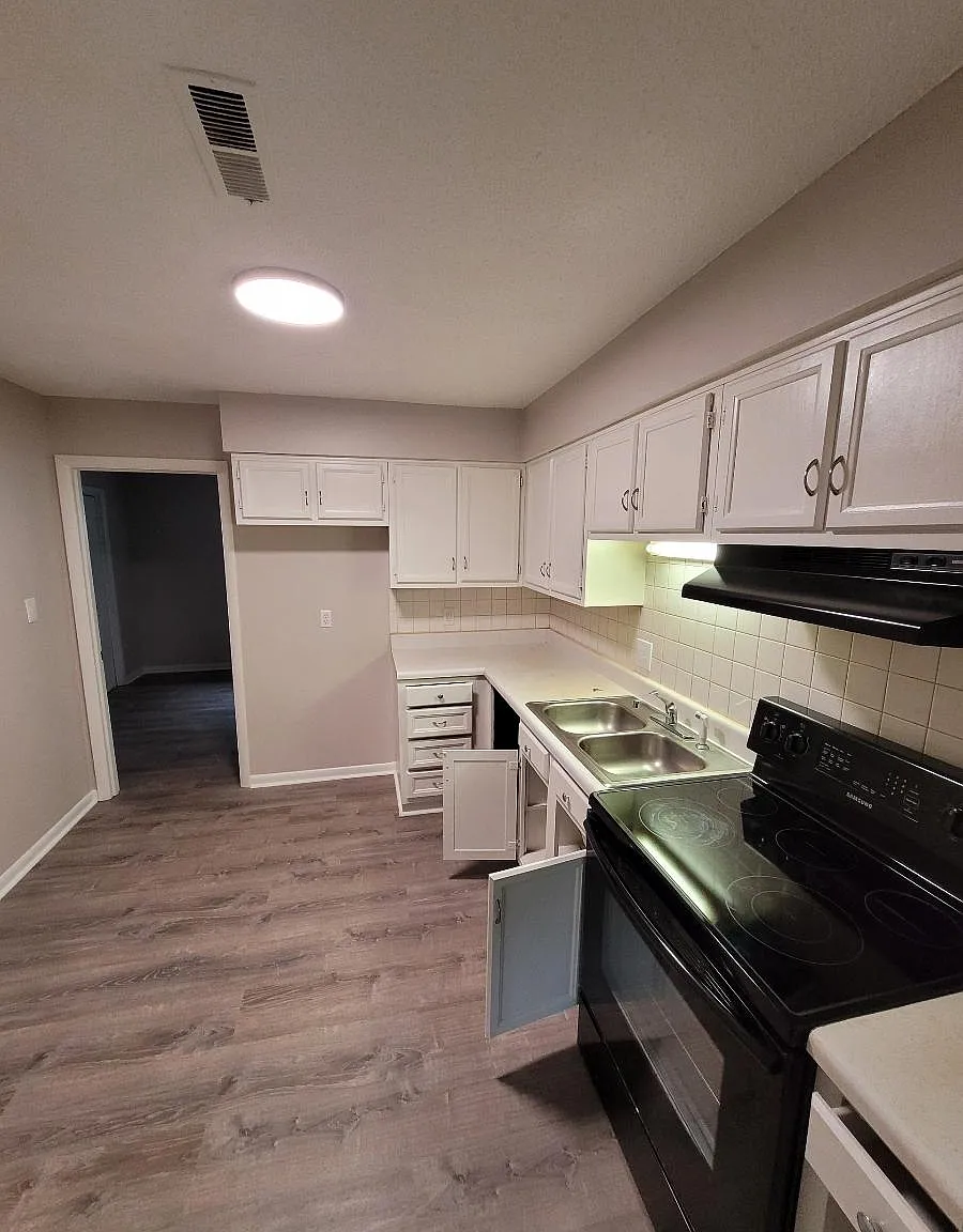 Lynnwood Arms Apartments - 8 — Photo 1