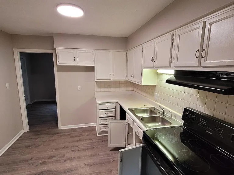 305 Lynnwood Dr #DRIVE8 — Photo 1
