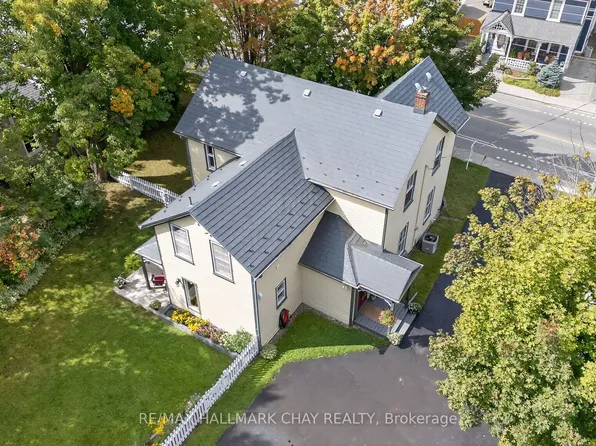 221 Prospect St, Newmarket, ON L3Y 3T8