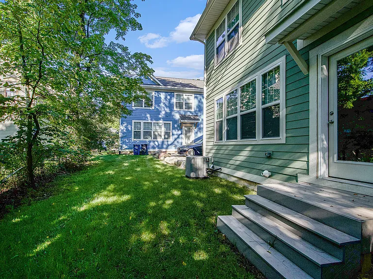 435 Hiscock St — Photo 12