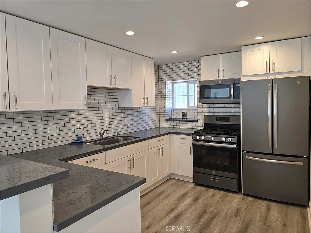 2 bed, 1050 sqft, $4,175 — Photo 3