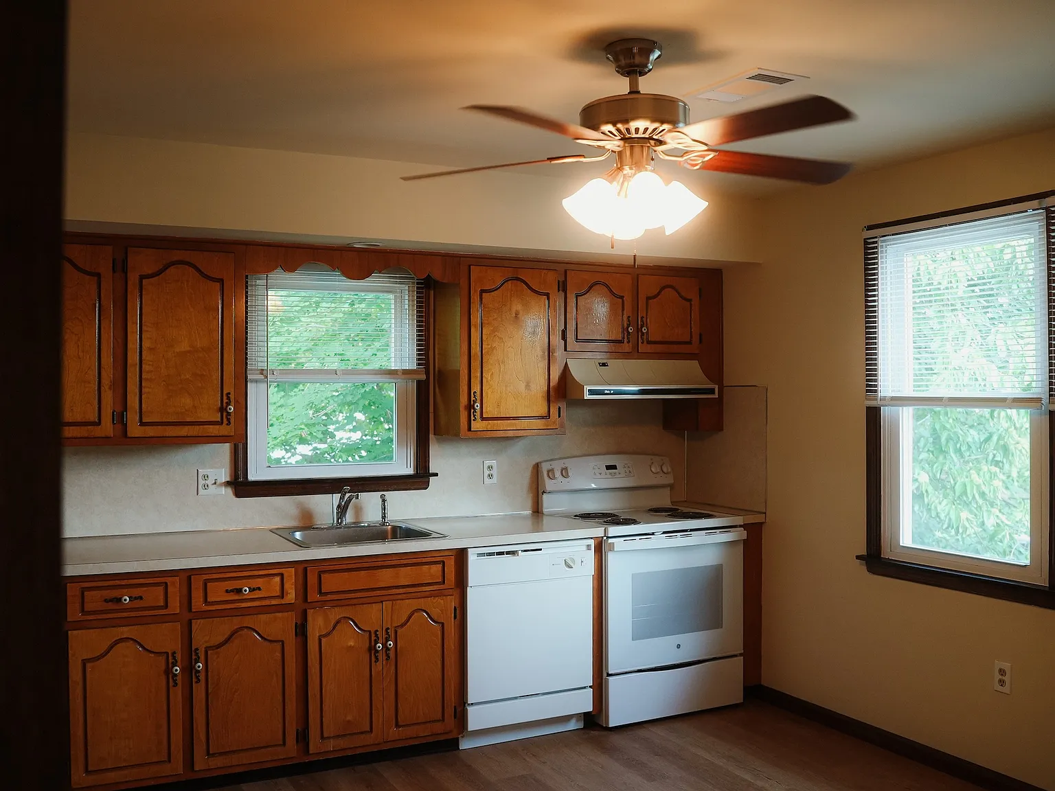 2 bed, 1.5 bath, 990 sqft, $1,750 — Photo 2