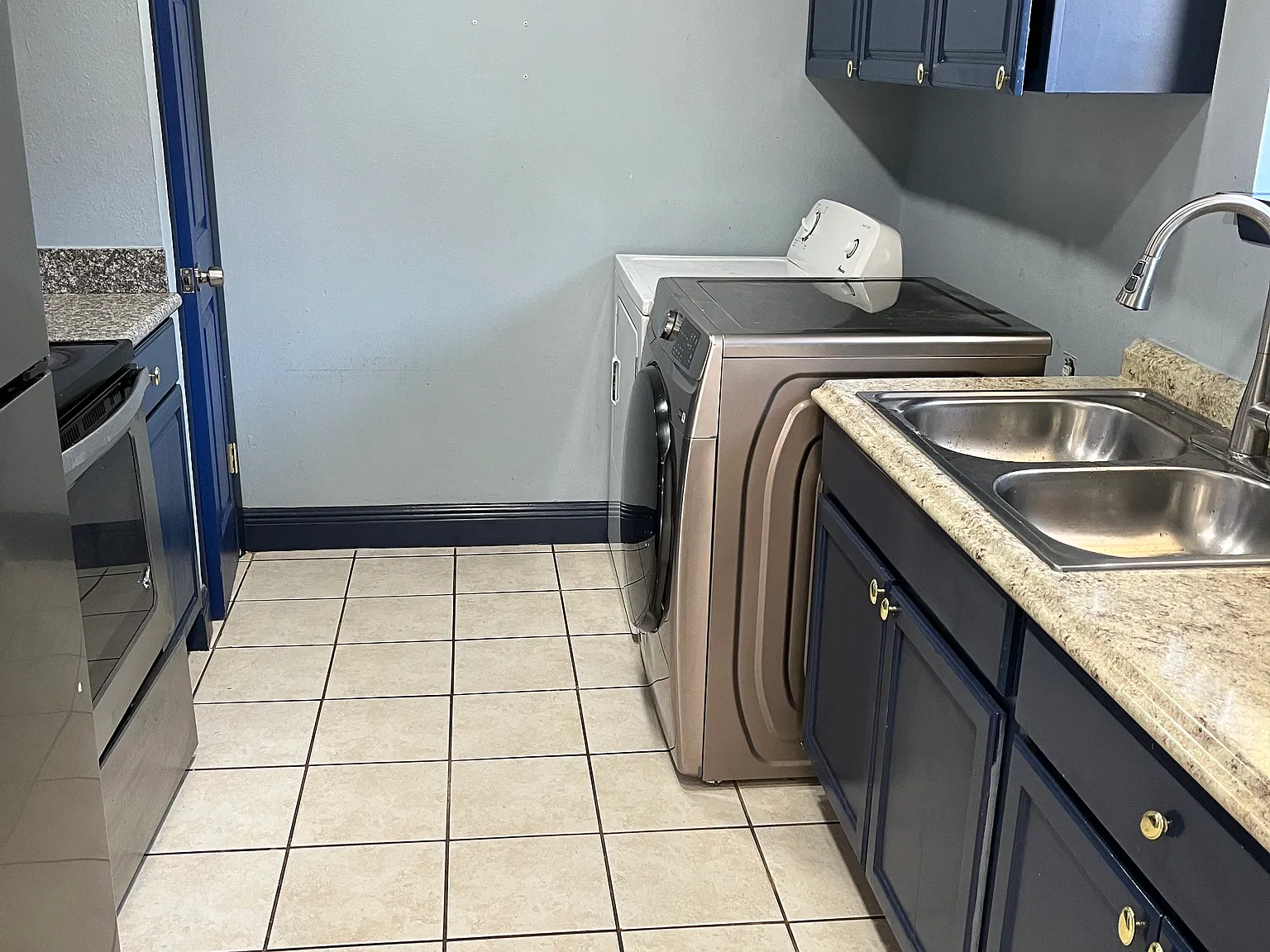 3 bed, 2400 sqft, $1,200 — Photo 1