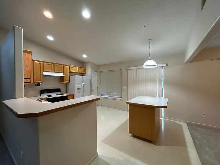450 NE Hillcrest St — Photo 6